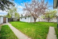 Kingsland 3BR Single-Floor Home near Chinook Centre – 3 Queen Beds, Office, Free Parking - Bed and Breakfast Calgary