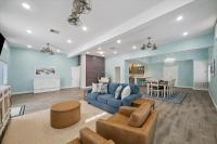 Historic Home with Gated Parking 2 Kitchens and Nearby Beach - Chambres d'hôtes Galveston