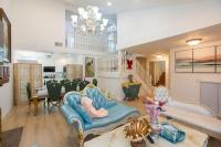 Whole 4BR House with Gazebo, Sleeps 8, Pet OK - Bed and Breakfast West Covina