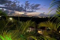 Upper Floor Villa sleeps 10 Panoramic View & Pool - B&B Rivière Salée
