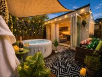 Secluded Garden Lodge with Private Hot Tub - WiFi - Close to Beach - B&B Bournemouth
