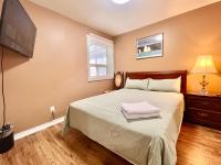 Chambre Lit Queen-Size avec Salle de Bains Commune 
