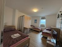Dreibettzimmer mit Gemeinschaftsbad