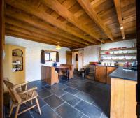Fairytale Welsh thatched cottage with hot tub - VEGETARIAN - B&B Pencarreg