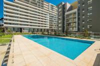 Staycation Vibes Resort-Style 2BR Pool & Gym - Bed and Breakfast Sydney