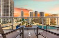 Stylish Haven with Pool and Balcony Views - Chambres d'hôtes Hallandale Beach