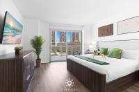 Stylish Haven with Pool and Balcony Views - B&B Hallandale Beach
