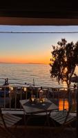 The Waves Studio - Bed and Breakfast Patras