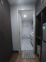 Condo unit near Mactan Airport with Pool, Gym, Free WiFi, and Netflix - Chambres d'hôtes Pusok