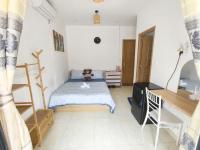 Zimmer mit Kingsize-Bett und Balkon
