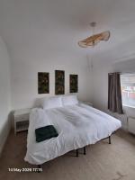 Modern 3-Bed House Nr City Centre & Hospital - Free Parking - Wifi - Free Netflix - Chambres d'hôtes Derby
