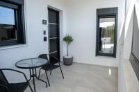 Black Diamond Airport Luxury Pool Suites - Ferienwohnung Artémida