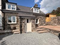 Luxury Farm Cottage with Hot tub & Beach View - Bed and Breakfast Llanfair