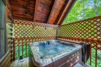 Warm Comfortable Couples Retreat - 10 mins to Downtown - King bed - Pool Access - B&B Gatlinburg