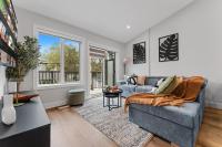 Modern 2BR, U of A, Whyte Ave, Rogers Place, AC, Garage Parking - Bed and Breakfast Edmonton