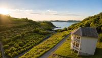 Ultra Private Off Grid Island Villa Near the Beach Mandarin Farm Setting - Chambres d'hôtes Bizen