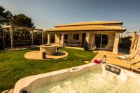 Villa Estia with Outdoor Hot Tub - Next to the Beach - B&B Ágios Geórgios