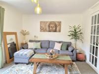 Bright and spacious 3 Bedroom house with parking, close to Peterborough City Centre - B&B Peterborough