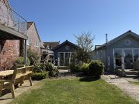 Mariners, The Bay, 2 bedrooms with ensuites, parking nearby, 1 medium or 2 small dogs welcome - B&B Filey