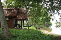 Aji fruit farm cottage peaceful lakeside farm stay with sunrise views 02 - B&B Embilipitiya