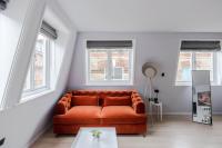 Top-Floor Soho Flat - AC - Sleeps 4 - Central London - Bed and Breakfast Londen
