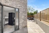 Awesome Wembley Apartment Sleeps 11 - B&B Preston