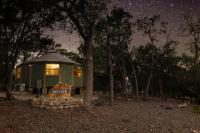 Voyager Yurt Cabin in Hill Country Luxury w Hot Tub - Chambres d'hôtes Canyon Lake