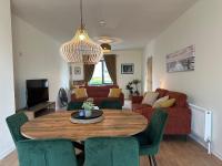 House Sleeps 6 with Parking - B&B Coad