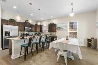 Jax Beach 4BR Kid Friendly House - Sleeps 8 - Hot Tub, Arcade, Fenced Yard, Mayo Clinic - Chambres d'hôtes Jacksonville Beach