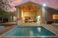Croco-Manzi Modern Family Retreat in Marloth Park - B&B Marloth Park