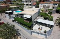 Apartments Lidija - sea view apartment with exclusive right of using hot tub or split level apartment with exclusive right of using pool - Chambres d'hôtes Podstrana