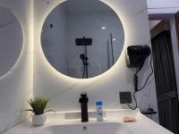 Aesthetic Fireplace 1 bed Apartment in F10 - Perfect for Solo Travelers - Chambres d'hôtes Islamabad