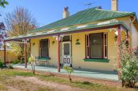 Braidwood Cottage on Wood - B&B Albury