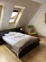 Zimmer mit Kingsize-Bett und Bergblick