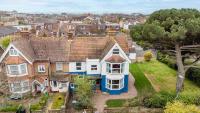 Huge Luxury 6-Bedroom House with Off-Road Parking, Pet-friendly - SUMMER SPECIAL OFFER! by Blue Puffin Stays - Chambres d'hôtes Bognor Regis