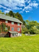 Unikt gårdshus med stor hage – nær Kristiansund - B&B Kristiansund