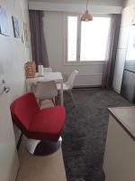 stay near airport & center & train station & always public transport & "self check in" with private small cozy room in SHARED apartment -room only - Chambres d'hôtes Vantaa
