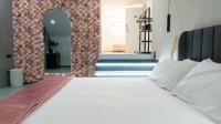 Habitación con cama extragrande.