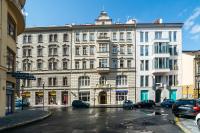 Elegant 2 - bedroom Apartment with Balcony and Parking - B&B Prague