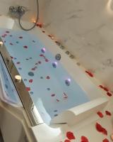 Bat'Appart -DIJON- Balnéo-insolite-parking gratuit - B&B Longvic