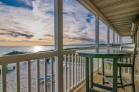 Oceanfront escape with full kitchen bay-view balcony AC & firepit - B&B North Truro