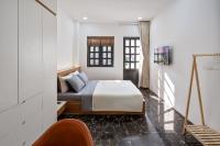 Central 1 Bedroom Apt with Balcony at District 1 - Ferienwohnung Ho-Chi-Minh-Stadt