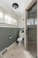 6BR Farmhouse, 7 Min to Pine Knob, Fire Pit - B&B Walters