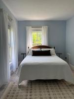 6BR Farmhouse, 7 Min to Pine Knob, Fire Pit - B&B Walters