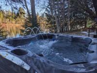 Riverfront Getaway with Hot Tub and Scenic Views - B&B Mont-Tremblant