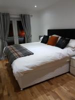 LANGLEY APARTMENT free parking outside between 6 pm and 8 am Secure parking 2 min walk Ideal for TRADES AND TOURISTS WANTING GREAT LOCATION - B&B Inverness