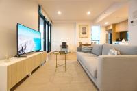 Bright and Modern 2BR Apt with Pool and Wellness Facilities - Chambres d'hôtes Adélaïde