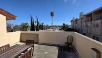 Stylish 2 Bedroom plus Loft with Rooftop Patio and Views Near Beverly Hills, Walk to Restaurants and Markets - Chambres d'hôtes Los Angeles