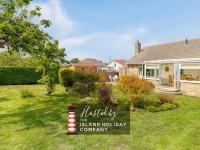 Westway - 3 Bed Coastal Bungalow with Large Garden Steps from Colwell Bay Beach - Ferienwohnung Freshwater