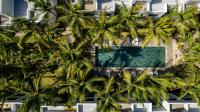 Chic poolside haven 3BR steps from the beach - Bed and Breakfast Cap Malheureux